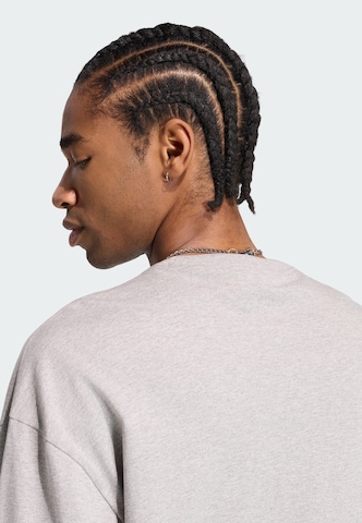ADIDAS ORIGINALS - Camiseta 'Trefoil Essentials' en gris