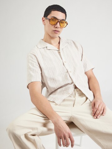Coupe regular Chemise 'DOBBY LAYER' Abercrombie & Fitch en beige : devant