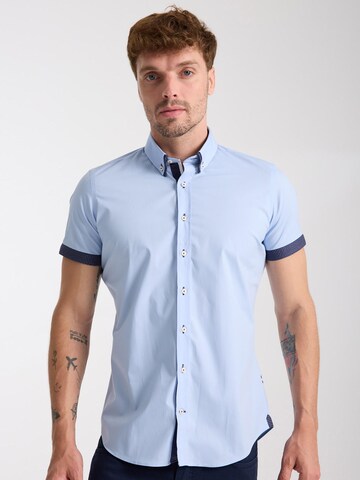 Slim fit Camicia business 'Roma Iconic Poplin Stretch Man Shirt Short Sleeve Light Blue' di 7Camicie in blu: frontale
