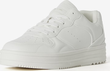 Bershka Sneakers in White: front