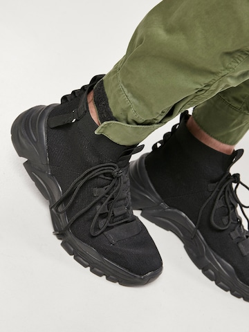 Urban Classics Tapered Cargo Pants in Green