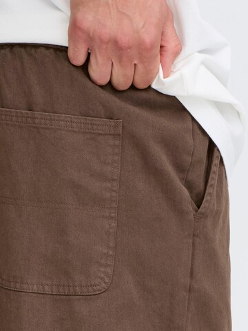 !Solid Regular Chino ' SDLIAM ' in Bruin