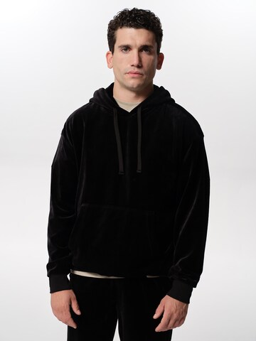 ABOUT YOU x Jaime Lorente Sweatshirt 'Alejandro' in Zwart: voorkant