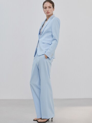 Largi Pantaloni cu dungă 'BOREAL' de la MANGO pe albastru