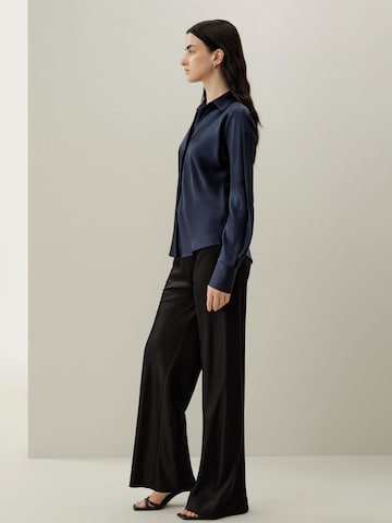 Lilysilk Blouse 'LILYSILK Seidenhemd im Schrägschnitt' in Blauw