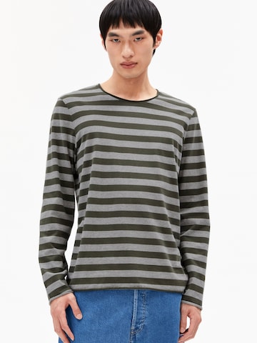 Maglietta 'MAARKOS' di ARMEDANGELS in grigio: frontale