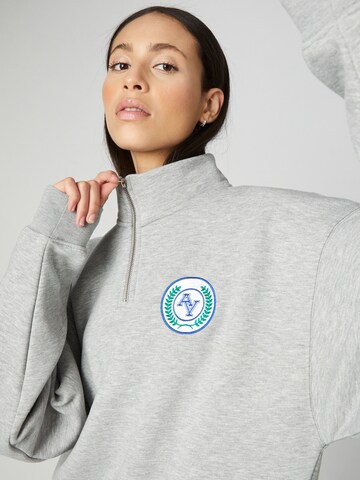 ABOUT YOU Limited Sweatshirt 'Mala' in Grau