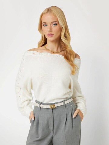 GUESS Sweater in White: front