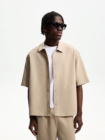 Comfort fit Camicia di Bershka in beige: frontale
