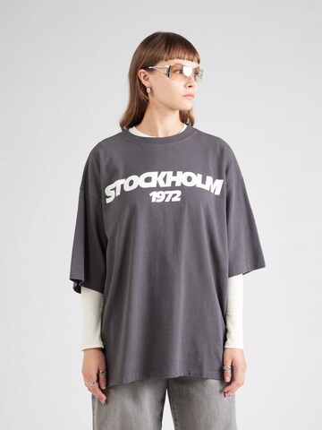 TOPSHOP - Camiseta talla grande 'Stockholm 1972' en gris: frente