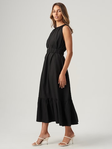 Rochie 'AXEL' de la The Fated pe negru