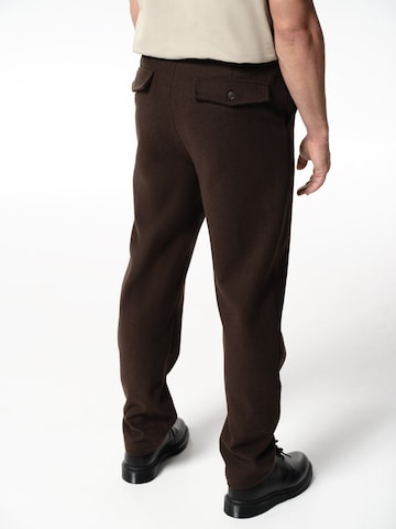 ABOUT YOU x Jaime Lorente Regular Trousers 'Leandro' in Brown