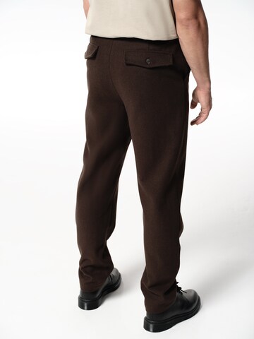 Regular Pantalon 'Leandro' ABOUT YOU x Jaime Lorente en marron