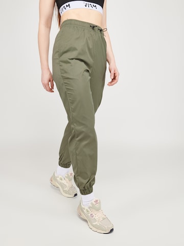 ABOUT YOU x VIAM Studio Loose fit Pants in Green: front