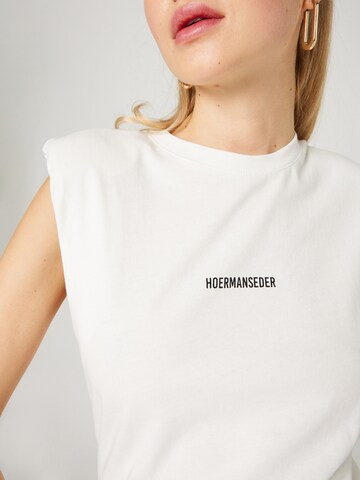 Top 'Josy' di Hoermanseder x About You in bianco