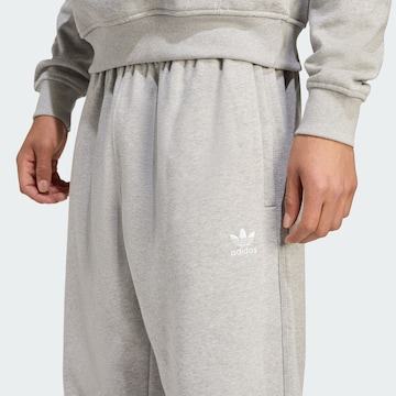 ADIDAS ORIGINALS - Loosefit Pantalón 'Trefoil Essentials' en gris