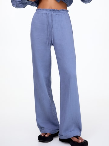 Pull&Bear Regular Trousers in Blue: front