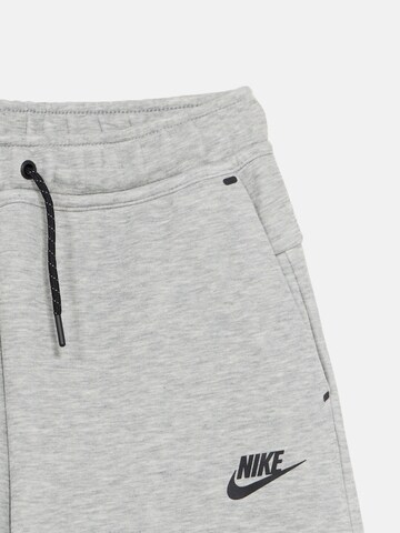 Nike Sportswear - regular Pantalón 'TCH FLC' en gris