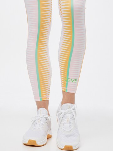 Skinny Pantalon de sport 'Nadi' DELICATELOVE en blanc