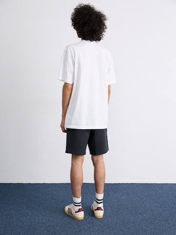 ADIDAS ORIGINALS Свободный крой Штаны 'Trefoil Essentials' в Черный