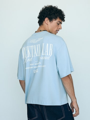 Tricou de la Bershka pe albastru: față