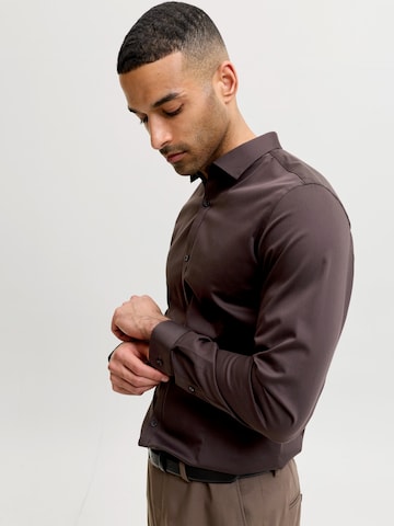 Super slim Chemise 'JJPRPARMA' Jack & Jones Premium en marron
