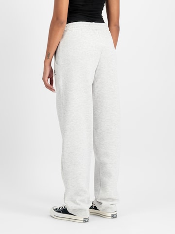 ALPHA INDUSTRIES - Loosefit Calças em cinzento