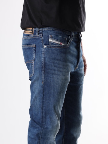 DIESEL - Tapered Vaquero 'BUSTER-X' en azul