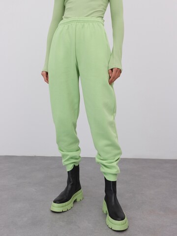 Tapered Pantaloni 'Riley' di EDITED in verde: frontale