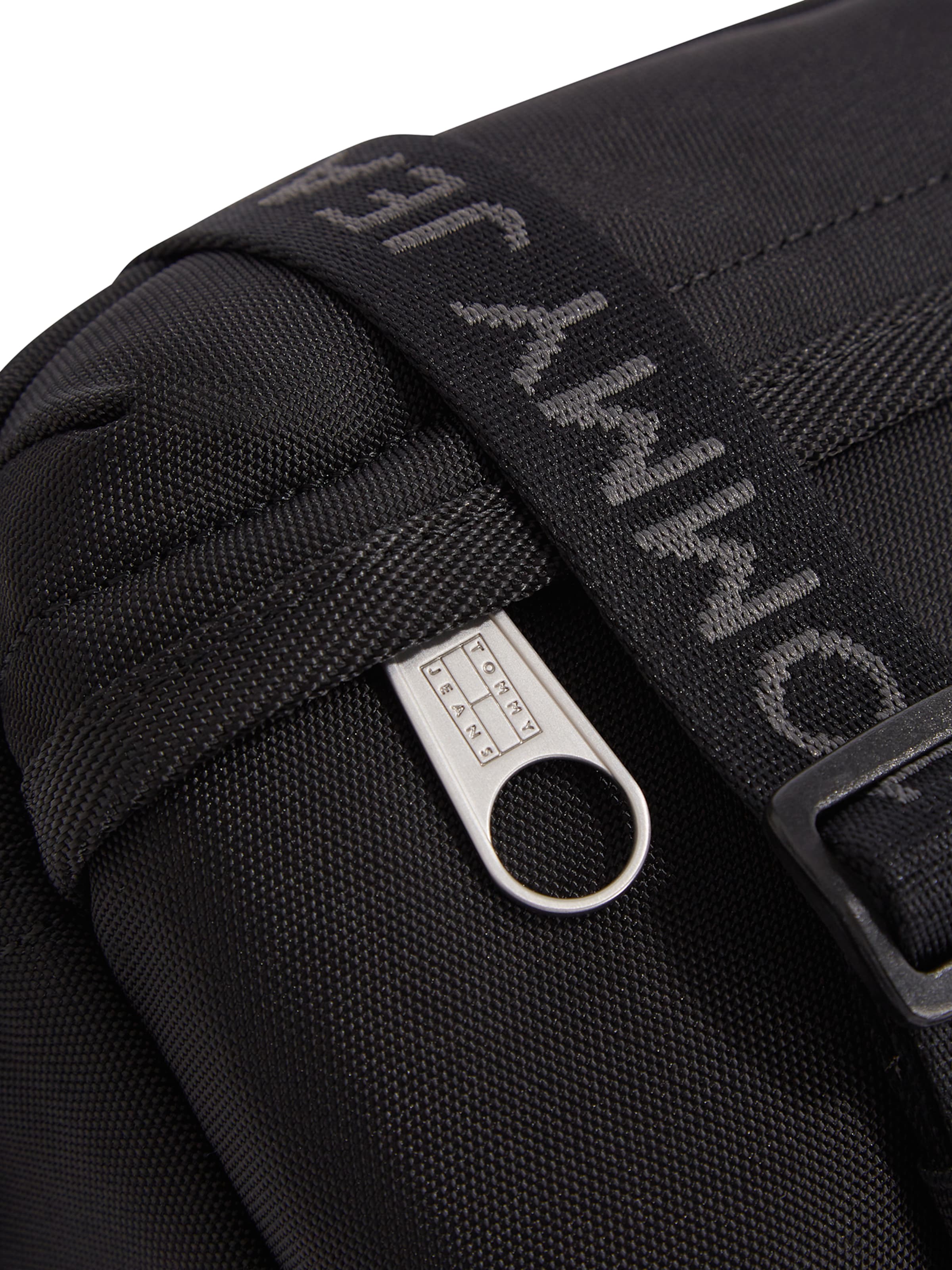 Tommy Jeans Crossbody bag 'ESS DAILY' in Black