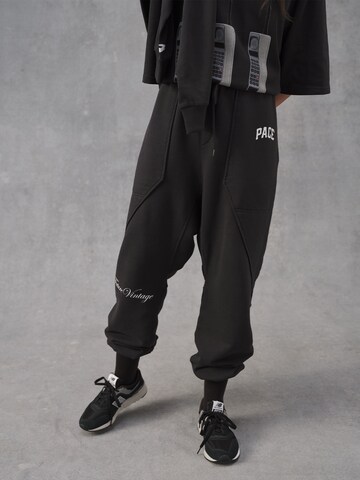 Pacemaker Tapered Pants 'Jonas' in Black: front