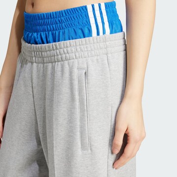 ADIDAS ORIGINALS Wide Leg Bukser 'Kseniaschnaider' i grå
