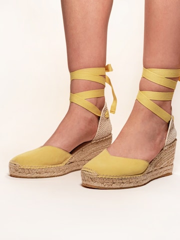 Sandalo 'Alpargata Cuña 7 cm' di Alhamas in giallo: frontale