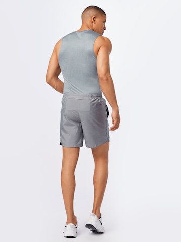 regular Pantaloni sportivi 'Challenger' di NIKE in grigio