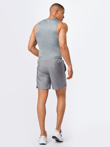 Regular Pantalon de sport 'Challenger' NIKE en gris