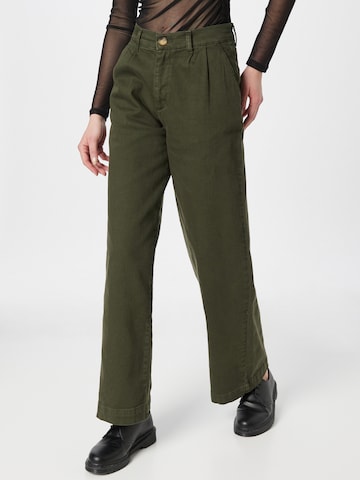 KnowledgeCotton Apparel Loose fit Pleat-Front Pants 'POSEY' in Green: front