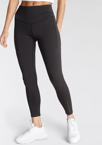 FAYN SPORTS Skinny Workout Pants in Black: front