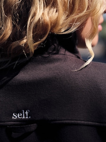 self. - Sudadera en marrón