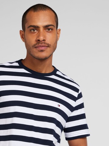 TOMMY HILFIGER - Camiseta 'ESSENTIAL' en blanco