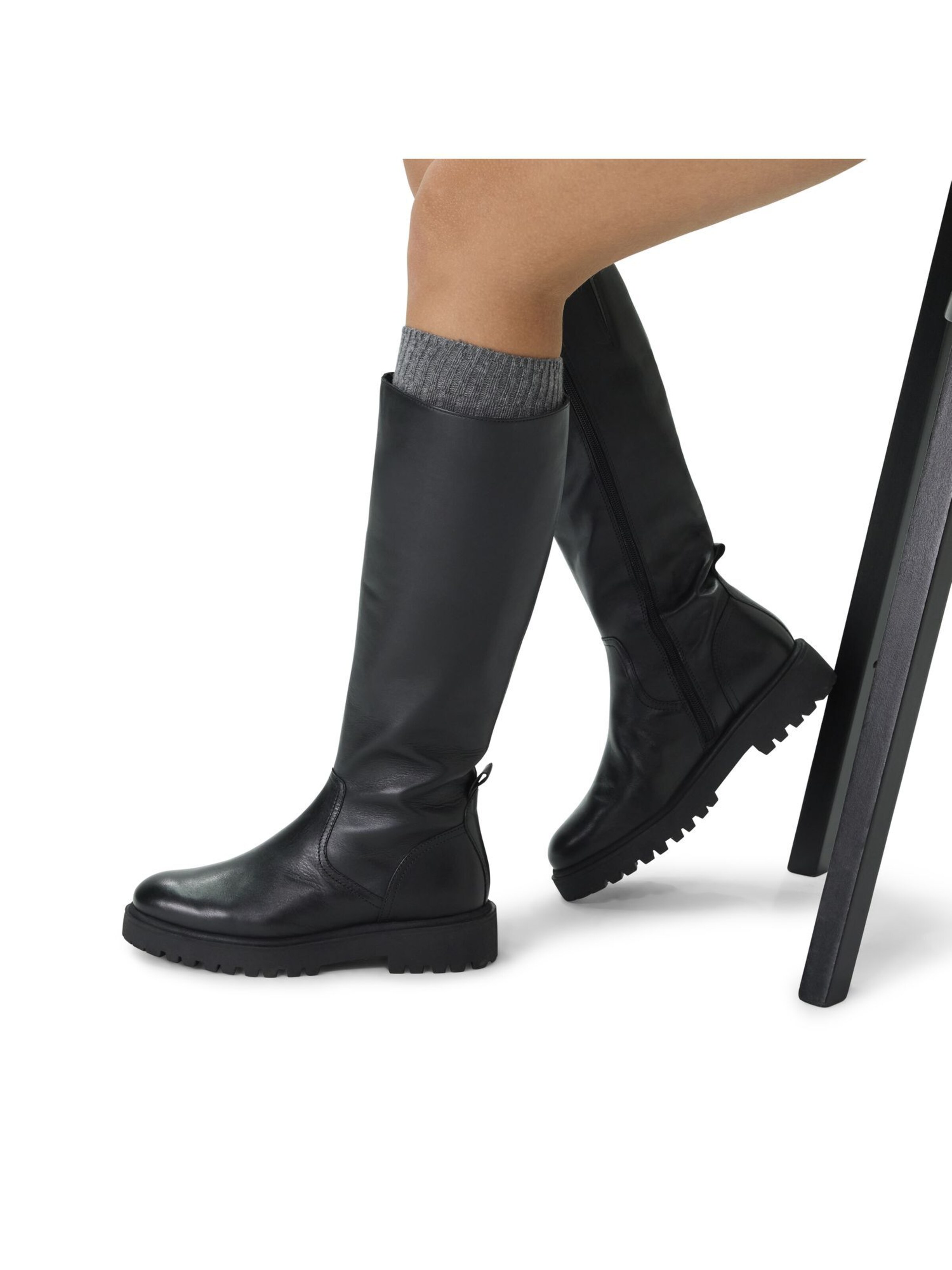 MANFIELD Boots in Black: front