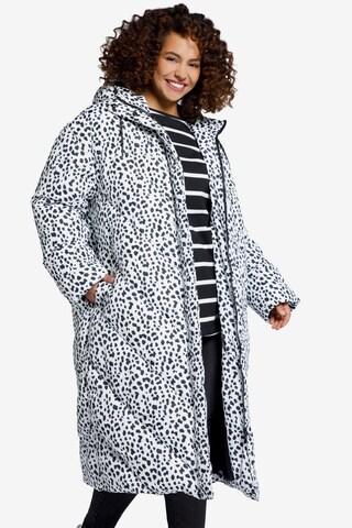 Studio Untold Winter Coat in White: front