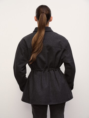 RÆRE by Lorena Rae - Casaco meia-estação em cinzento