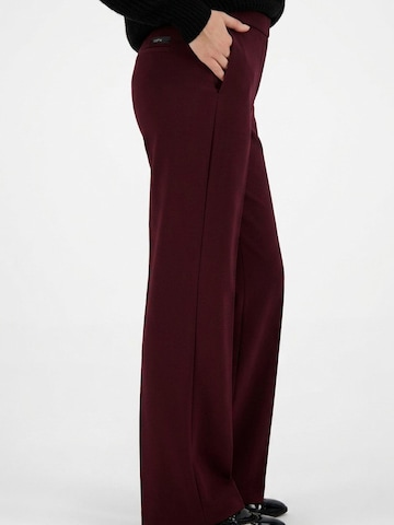 Gardeur Loose fit Trousers with creases 'Franca800' in Red
