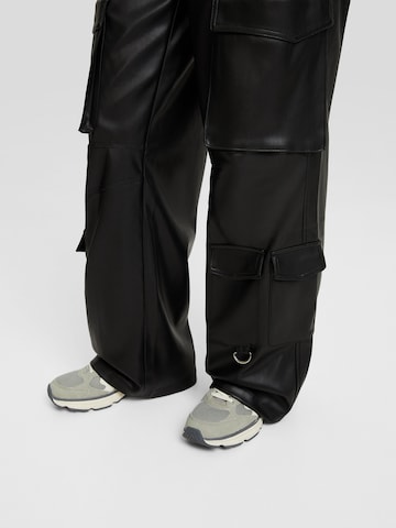 Loosefit Pantaloni cargo di Bershka in nero