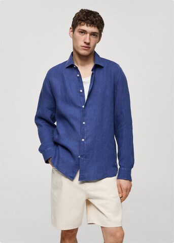 MANGO MAN Regular fit Skjorta 'Avispag' i blå: framsida
