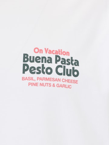 On Vacation Club Футболка 'Pesto Club' в Белый