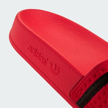 ADIDAS ORIGINALS - Zapatos abiertos 'Adilette' en rojo