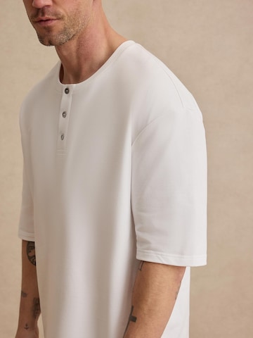 DAN FOX APPAREL Тениска 'Jean' в бяло