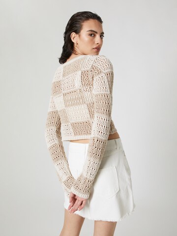 Pull-over 'Nora' A LOT LESS en beige