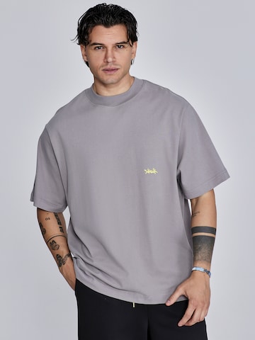 Maglietta di SikSilk in grigio: frontale